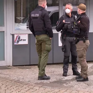 Polizisten vor der Werkstatt in Hamburg-Eilbek.