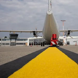 Ein Flugzeug am Flughafen in Lübeck. Ab hier werden demnächst wieder mehr Flüge starten.
