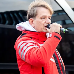 Bodo Schiffmann, Hals-Nasen-Ohren-Arzt und Veranstalter der Demonstration gegen die Corona-Maßnahmen, spricht auf dem Opernplatz in Hannover