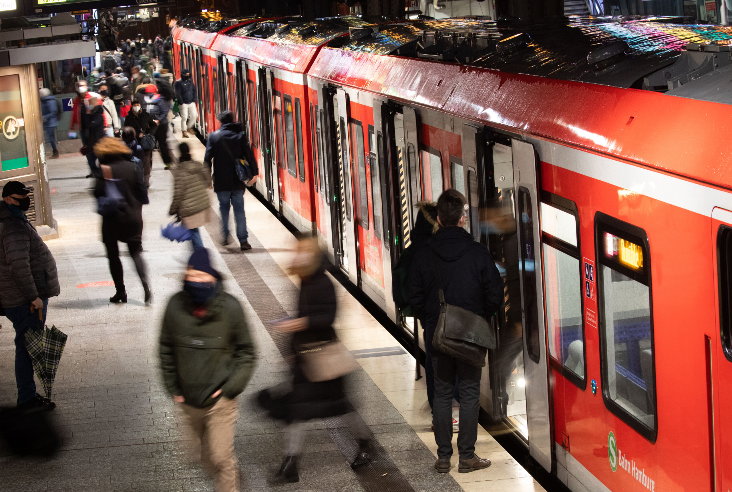 In der Nacht zu Samstag wurde ein 33-jähriger Mann von fünf S-Bahnen überfahren. (Symbolbild)