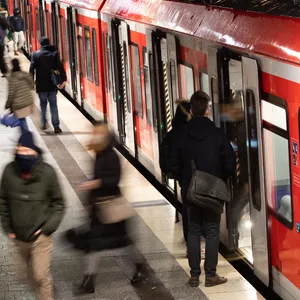 In der Nacht zu Samstag wurde ein 33-jähriger Mann von fünf S-Bahnen überfahren. (Symbolbild)