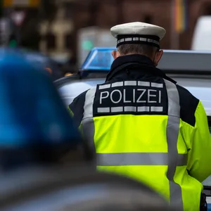 Polizist von hinten