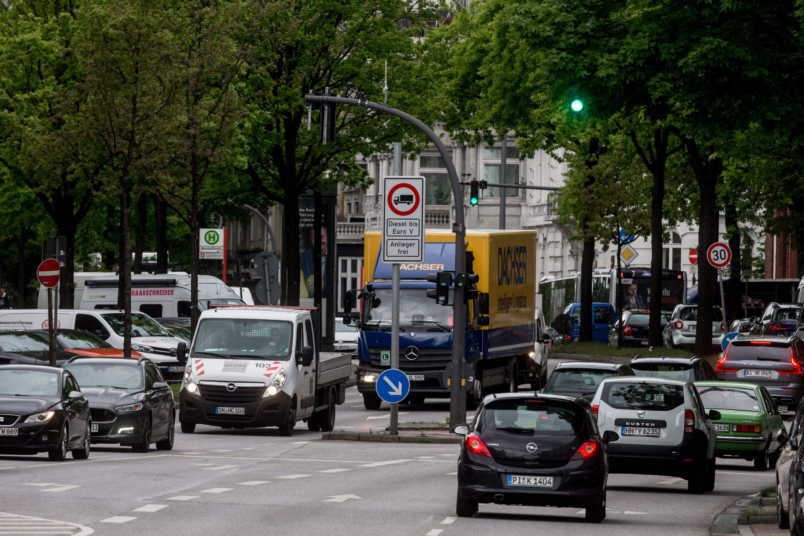 Beschreibung Autos fahren auf der Stresemannstraße.