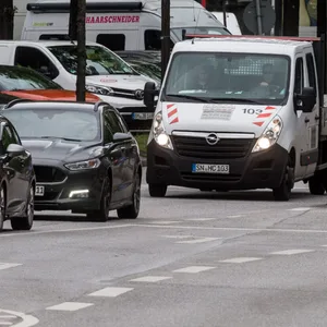 Beschreibung Autos fahren auf der Stresemannstraße.