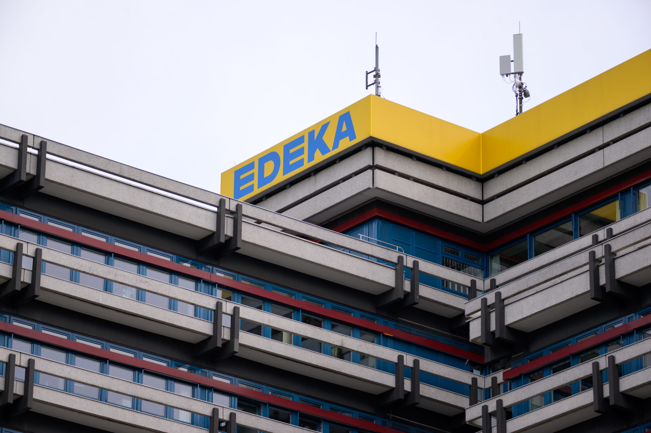 Das Logo am Dachfirst vom Gebäude des Lebensmittel-Konzerns Edeka in der City-Nord. (Archivfoto)