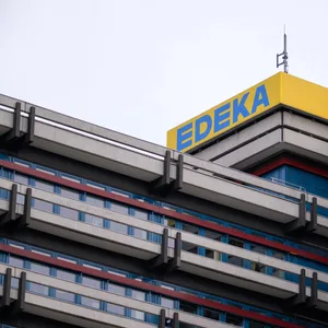 Das Logo am Dachfirst vom Gebäude des Lebensmittel-Konzerns Edeka in der City-Nord. (Archivfoto)