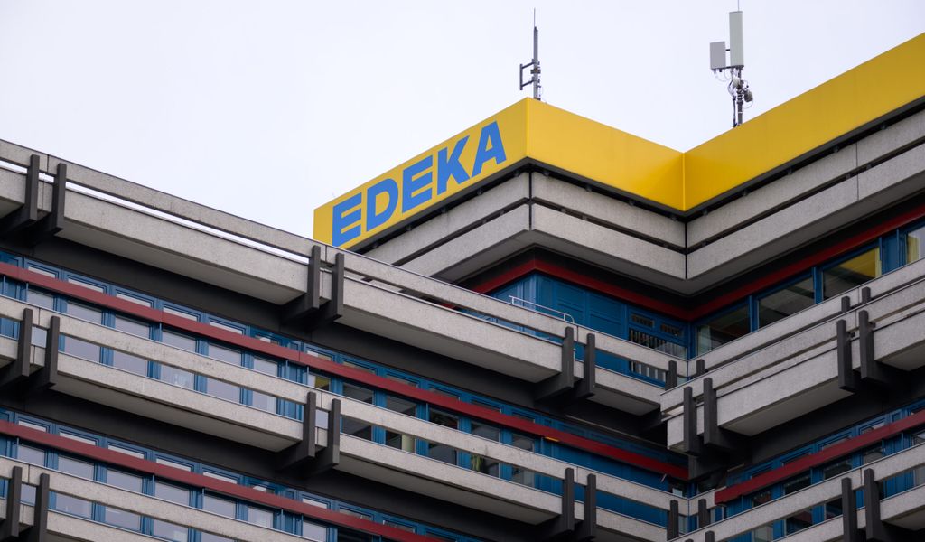 Das Logo am Dachfirst vom Gebäude des Lebensmittel-Konzerns Edeka in der City-Nord. (Archivfoto)