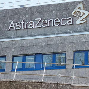 Das Logo am Gebäude des Pharmakonzerns Astrazeneca. Der britisch-schwedische Konzern will den Sitz seiner Deutschlandzentrale von Wedel (Kreis Pinneberg) ins unmittelbar benachbarte Hamburg verlegen.