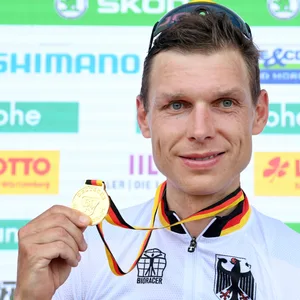 Tony Martin mit Medaille in der Hand