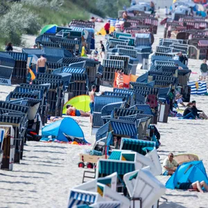 Urlauber am Strand auf der Ostseeinsel Usedom.