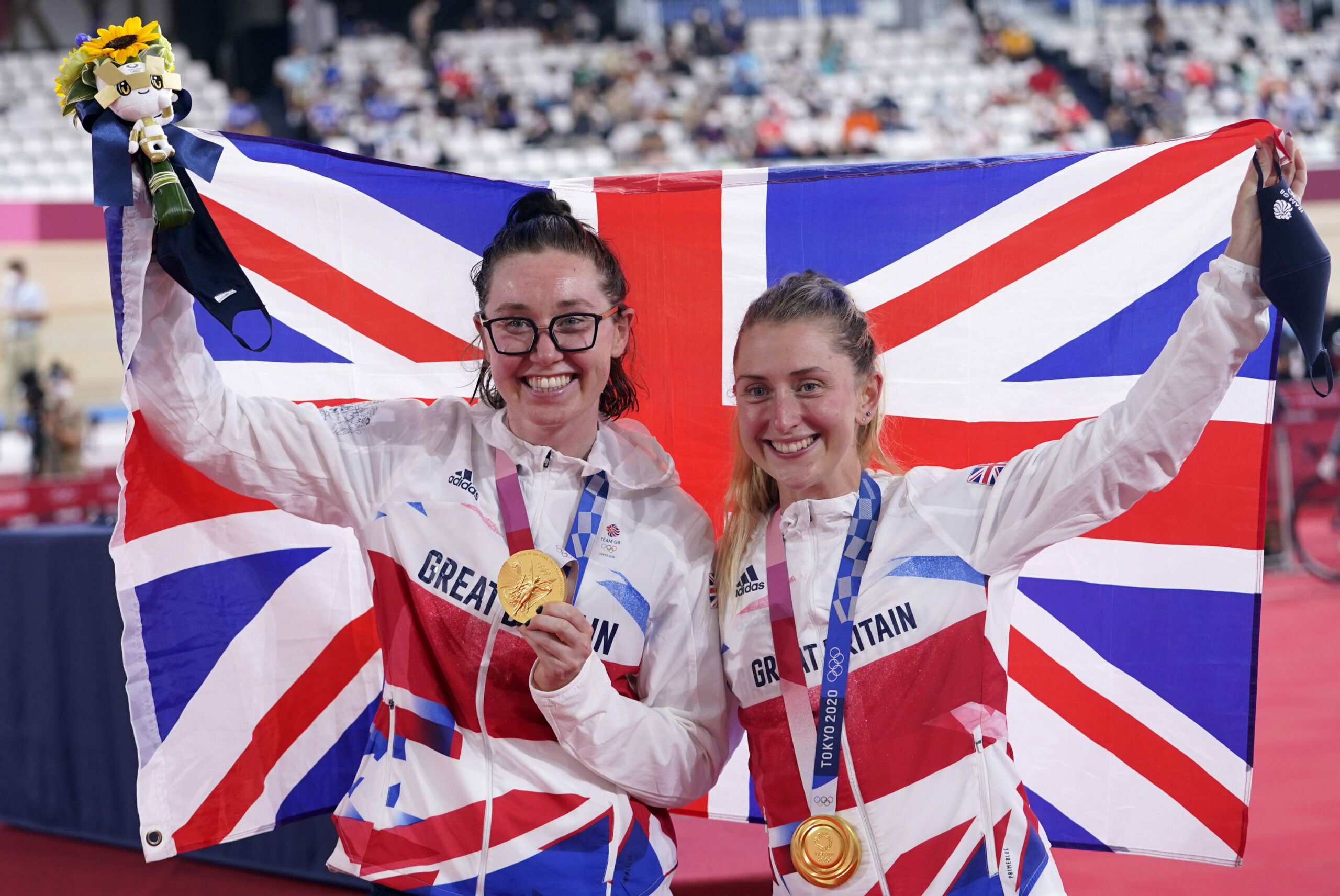 Laura Kenny(r.) und Katie Archibald(l.) gewannen bei den Olympischen Spielen in Tokio Gold im Madison.