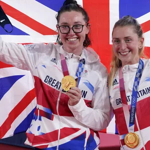Laura Kenny(r.) und Katie Archibald(l.) gewannen bei den Olympischen Spielen in Tokio Gold im Madison.