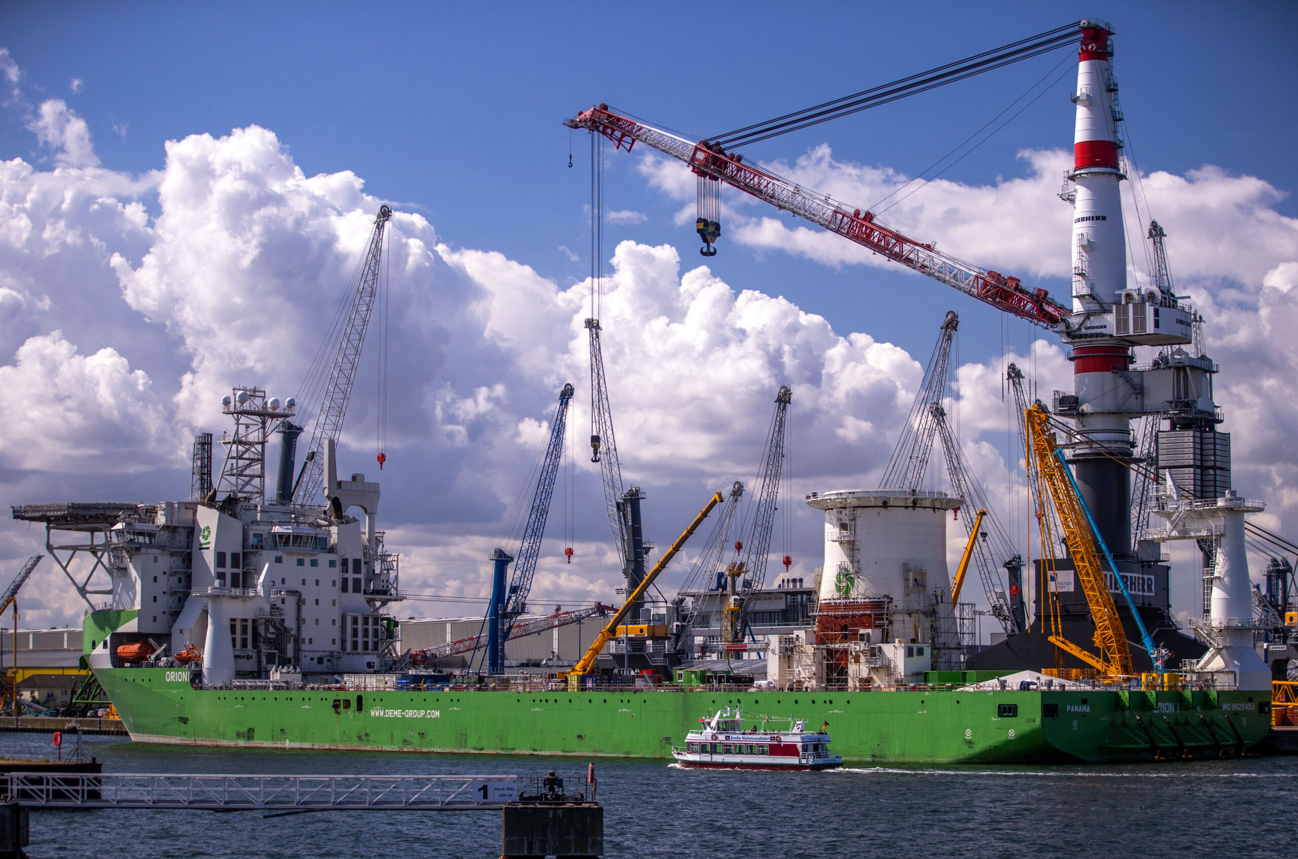 Der Rostocker Hafen ist Mecklenburg-Vorpommerns größtes Industriegebiet. Für knapp 22 Millionen Euro werden dort nun neue Liegeplätze gebaut.