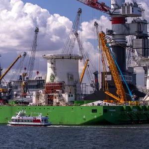 Der Rostocker Hafen ist Mecklenburg-Vorpommerns größtes Industriegebiet. Für knapp 22 Millionen Euro werden dort nun neue Liegeplätze gebaut.