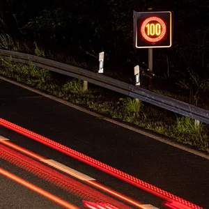 Schild mit Geschwindigkeitsbegrenzung von 100 km/h.