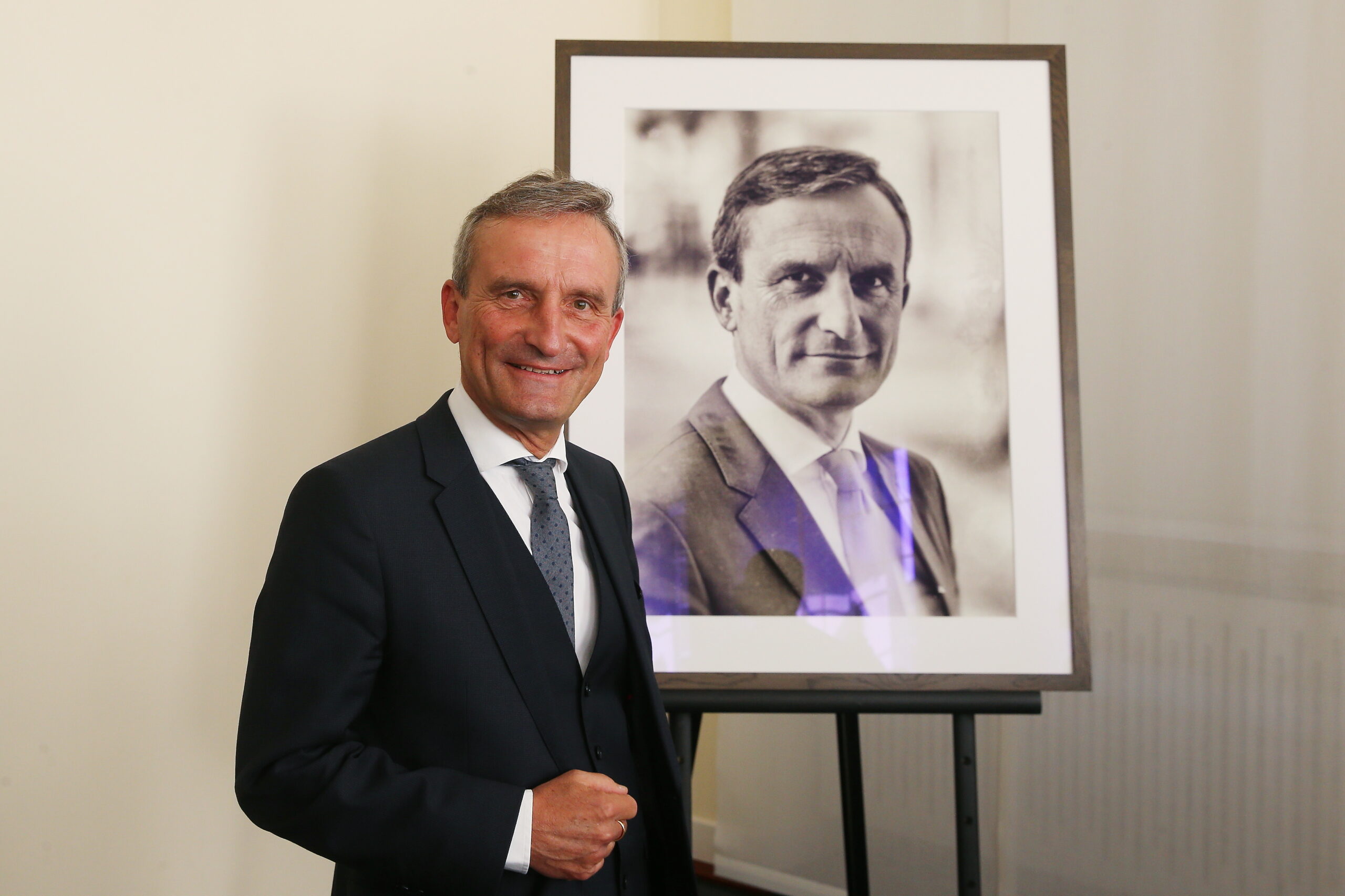 Der ehemaligen Oberbürgermeister Thomas Geisel steht im August 2021 vor seinem Porträt im Düsseldorfer Rathaus, das anschließend in die Ahnengalerie gebracht wurde.