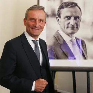 Der ehemaligen Oberbürgermeister Thomas Geisel steht im August 2021 vor seinem Porträt im Düsseldorfer Rathaus, das anschließend in die Ahnengalerie gebracht wurde.