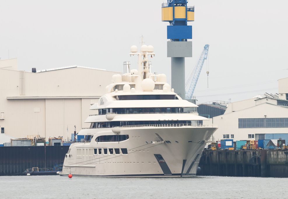 Luxusyacht Dilbar im Hamburger Hafen