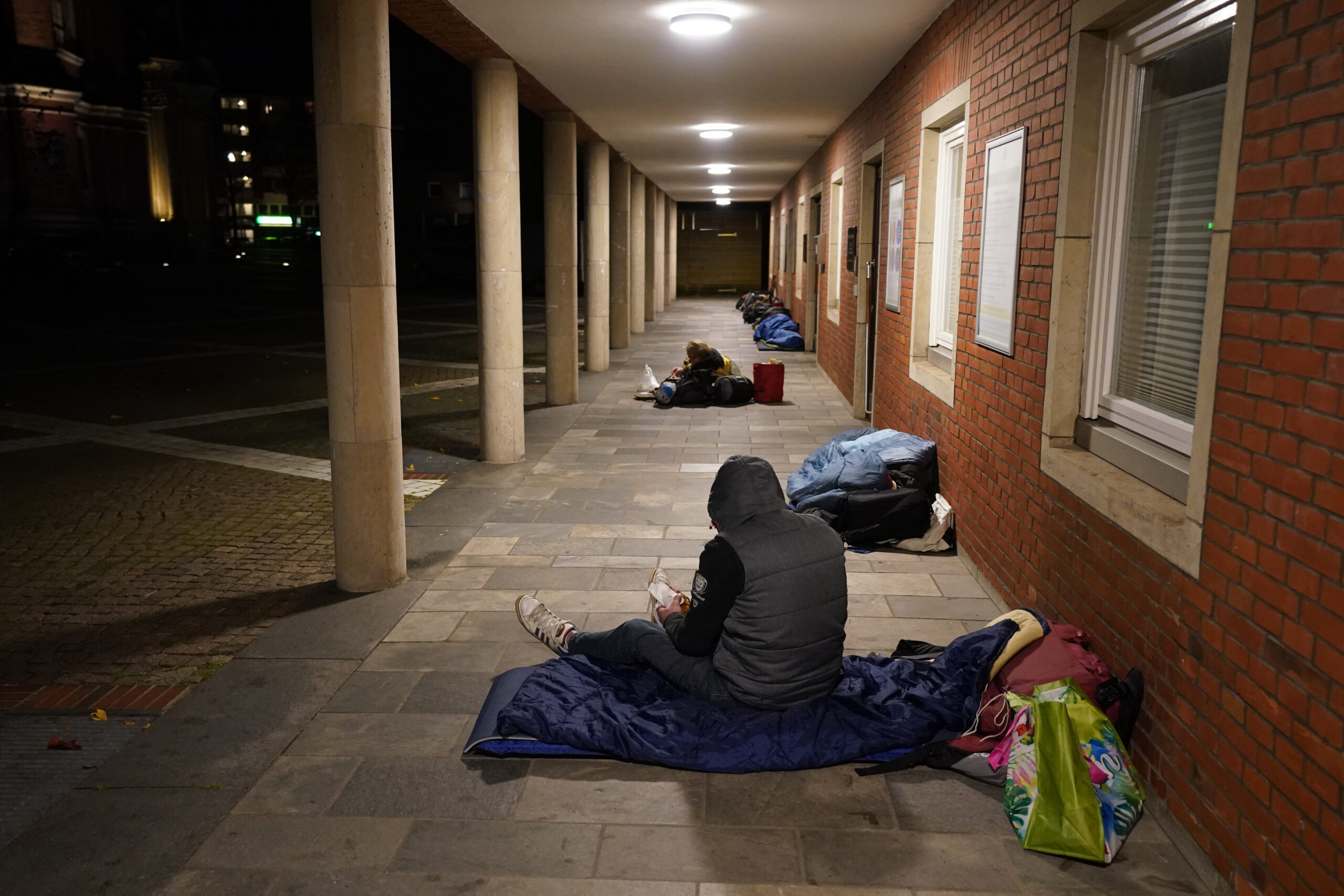 Die Stadt Hamburg führt nun ein neuen Konzept ein, um Obdachlosen zu helfen. (Symbolbild).