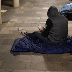 Die Stadt Hamburg führt nun ein neuen Konzept ein, um Obdachlosen zu helfen. (Symbolbild).
