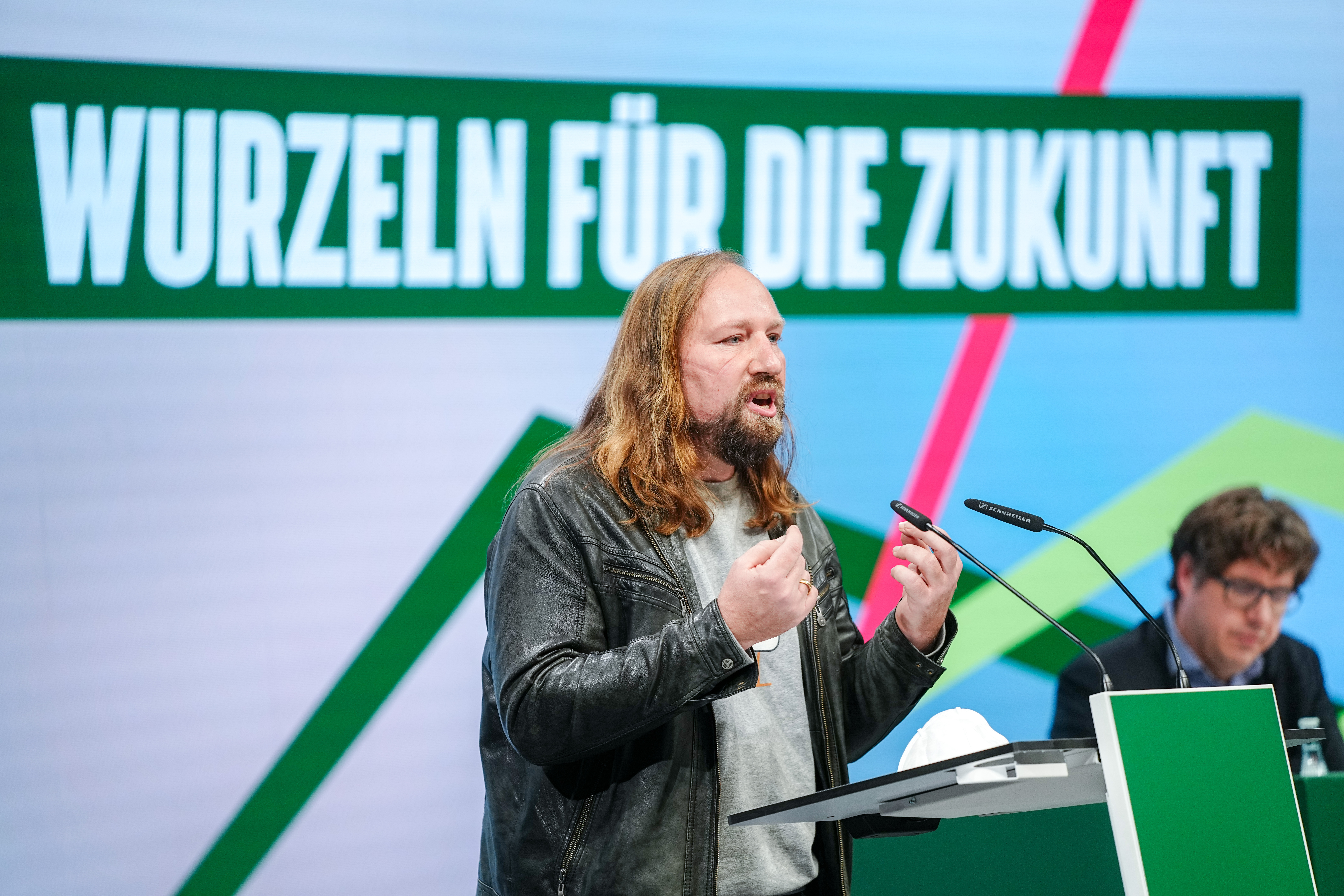 Grünen-Politiker Anton Hofreiter kritisiert das zögerliche Vorgehen von Bundeskanzler Olaf Scholz, wenn es um Entscheidungen für den Ukraine-Krieg geht.