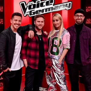 Die "The Voice"-Juroren stehen nebeneinander auf der Showbühne