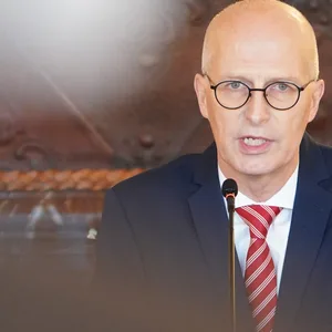Peter Tschentscher (SPD) findet den Kompromiss über die Finanzierung von Kriegsgeflüchteten nicht großzügig, aber fair. (Archivbild)