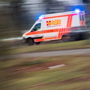 Drei Menschen wurden schwer verletzt als ein Auto auf der Bundesstraße 432 von der Fahrbahn abkam. (Symbolbild)