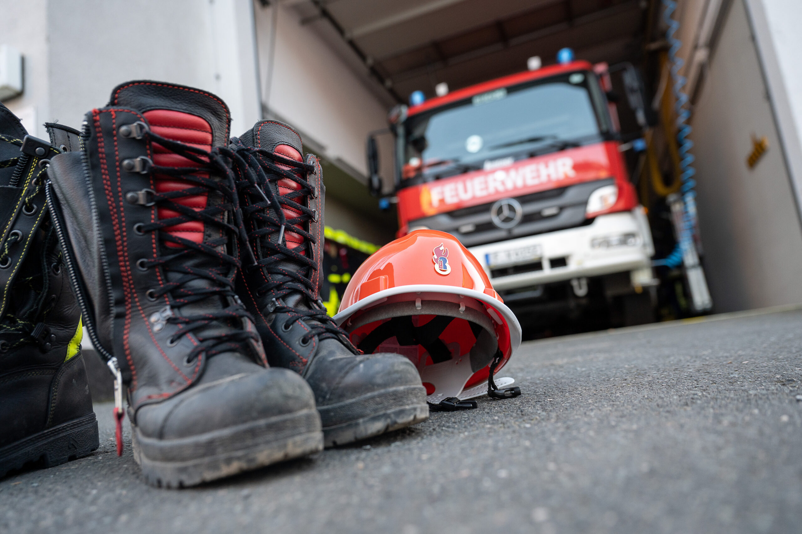 Stiefel und Helm eines Mitglieds der Jugendfeuerwehr.