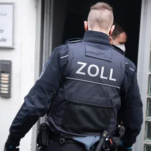 Die Zöllner fanden bei dem Hamburger kiloweise Drogen (Symbolbild).