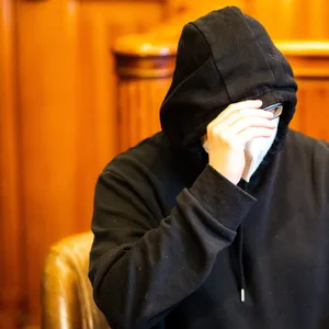 Der angeklagte 35-Jährige vor dem Landgericht in Flensburg vor Verhandlungsbeginn.