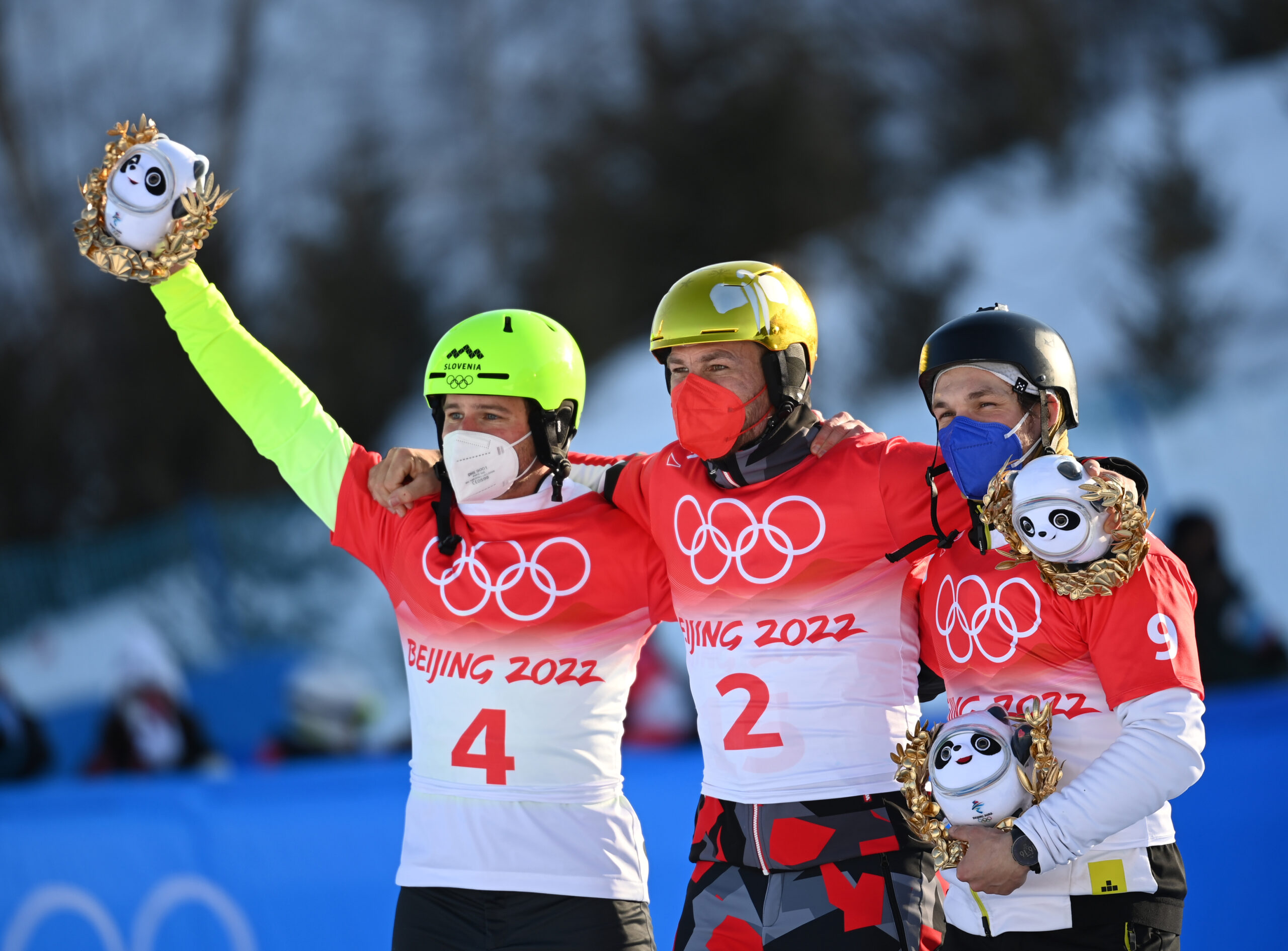 Die Olympiasieger im Snowboard feiern zusammen