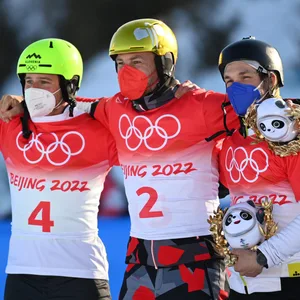Die Olympiasieger im Snowboard feiern zusammen