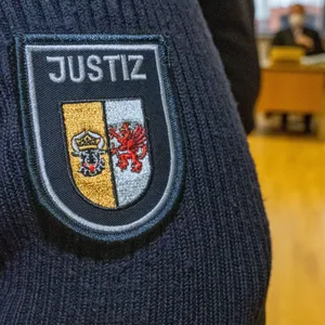 In einem Prozess gegen mutmaßliche Schleuser gestanden zwei Angeklagte. (Symbolbild)