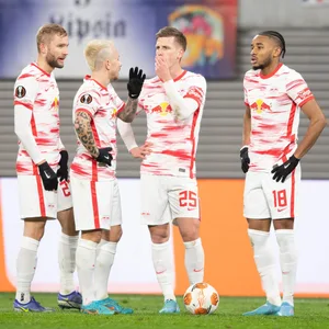 RB Leipzig Spieler reden auf dem Platz miteinander
