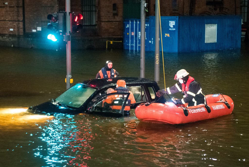 Im Februar mussten Passanten aus einer Sturmflut gerettet werden. Künftig wird es noch mehr dieser Extrem-Ereignisse geben – und Hamburger:innen müssen sich umstellen.