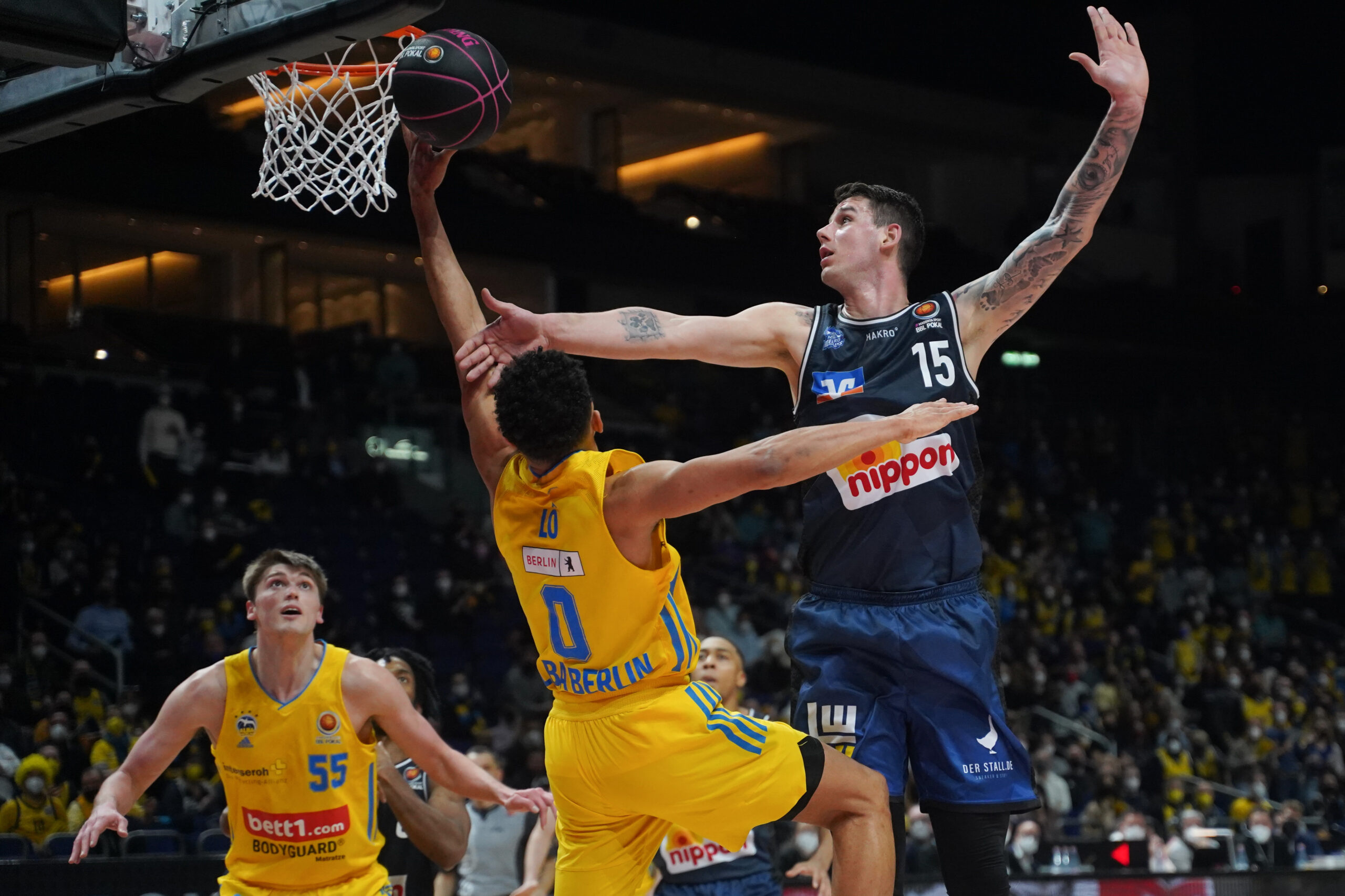 Basketballspieler Bogdan Radosavljevic versucht einen Korb des Gegners zu verhindern