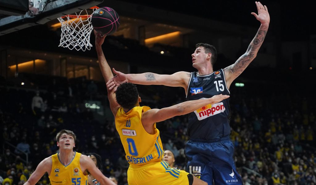 Basketballspieler Bogdan Radosavljevic versucht einen Korb des Gegners zu verhindern