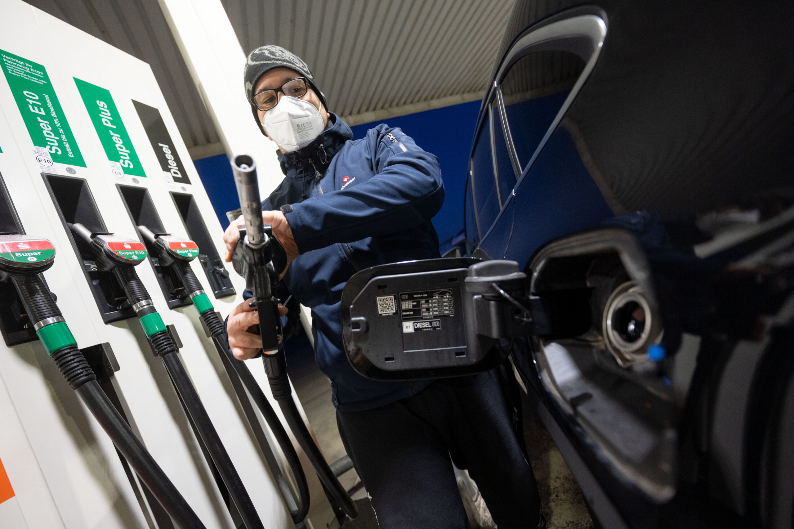 Der Preisexplosion zum Trotz: Ein Mann füllt sein Auto an einer Tankstelle mit Diesel.
