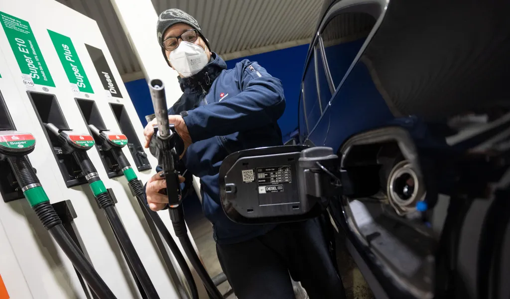 Der Preisexplosion zum Trotz: Ein Mann füllt sein Auto an einer Tankstelle mit Diesel.