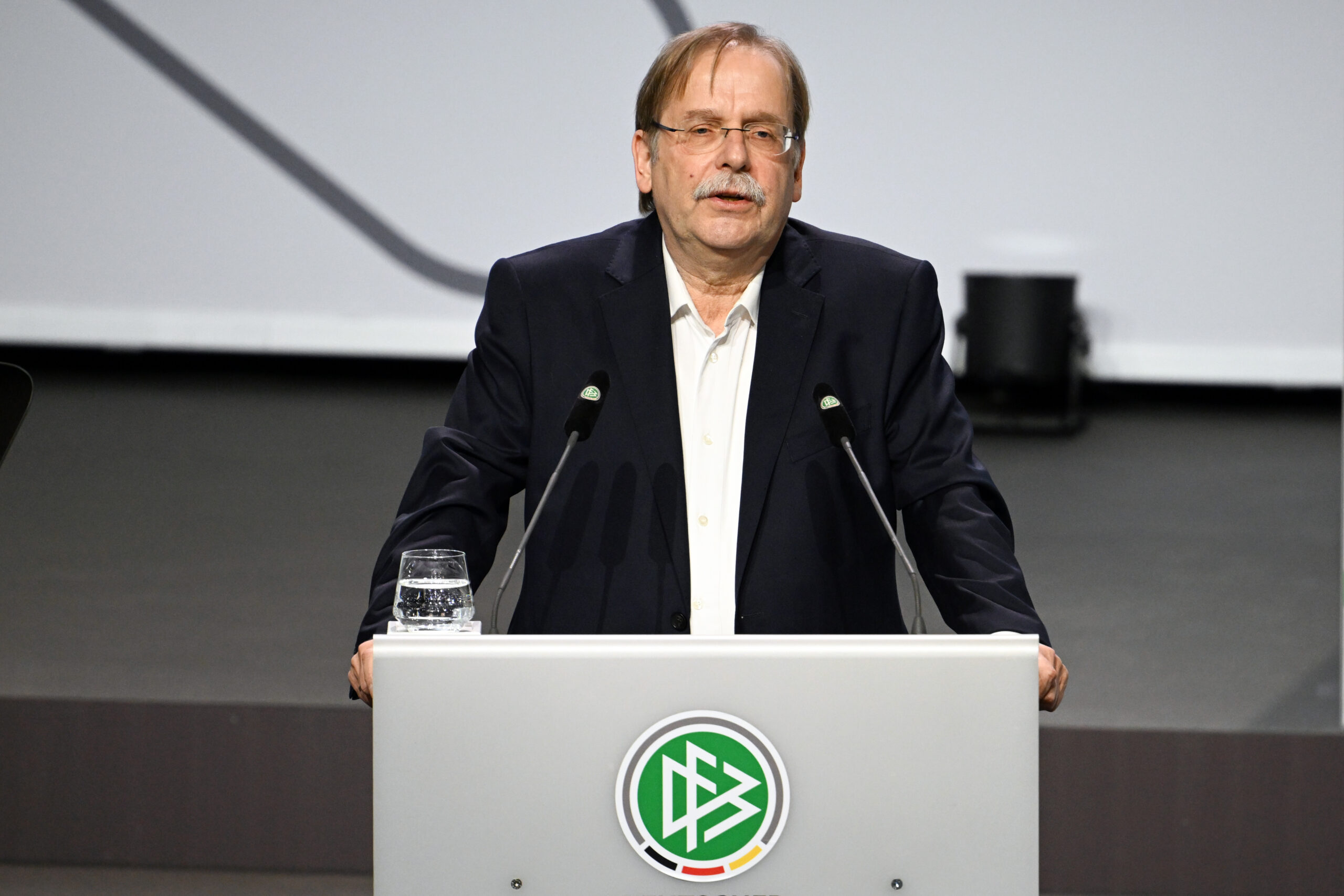 Rainer Koch spricht am DFB-Pult ins Mikrofon