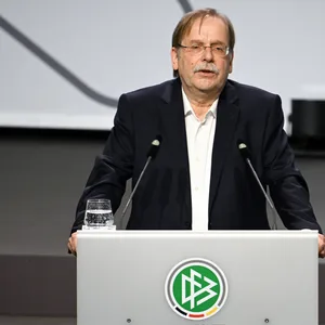Rainer Koch spricht am DFB-Pult ins Mikrofon