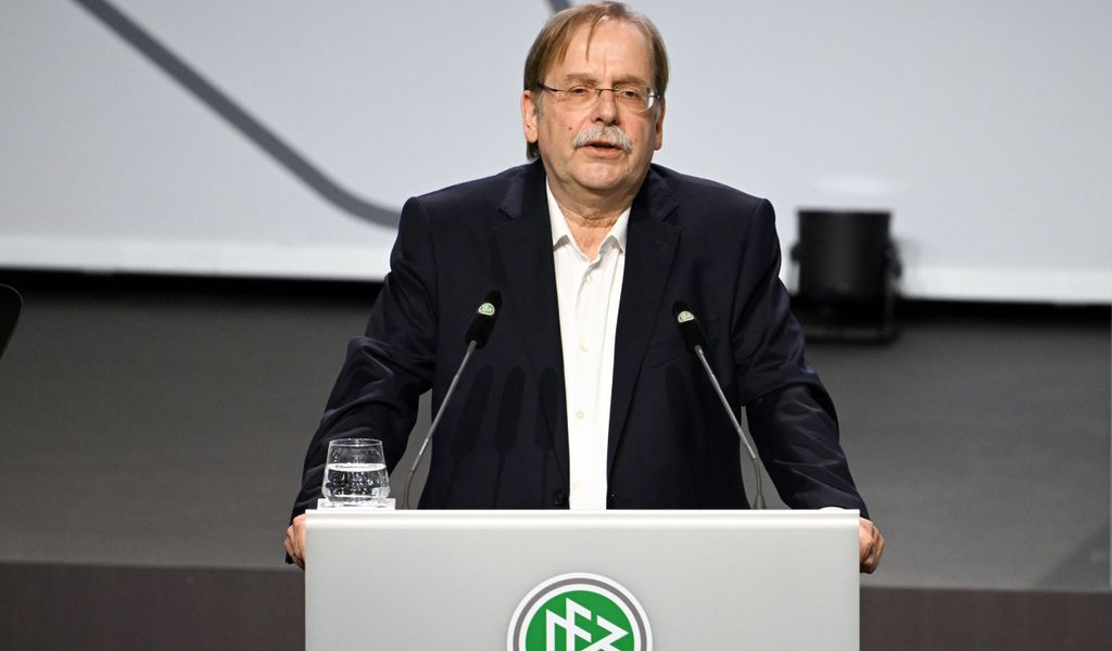 Rainer Koch spricht am DFB-Pult ins Mikrofon