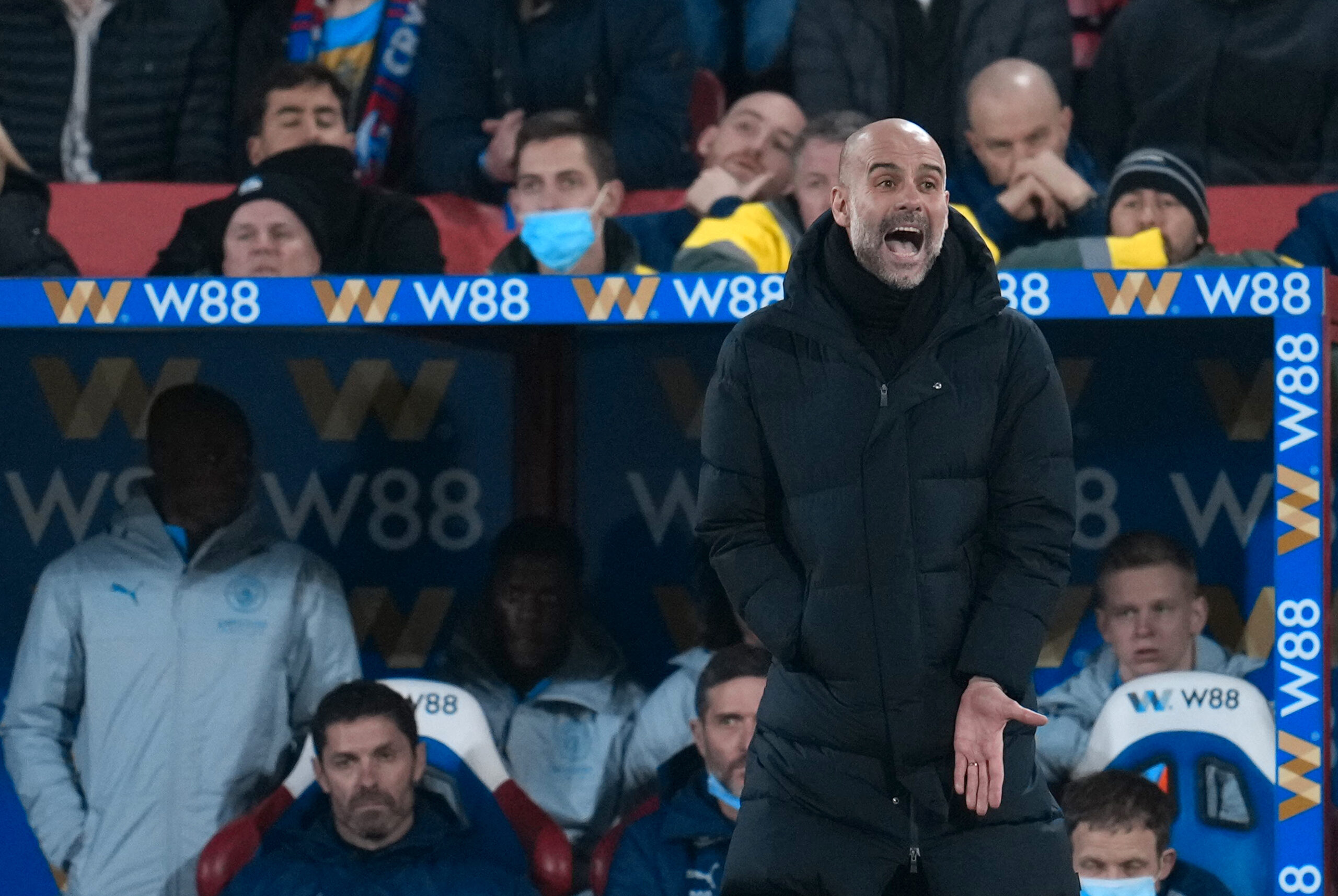 Pep Guardiola lamentiert am Spielfeldrand