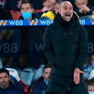 Pep Guardiola lamentiert am Spielfeldrand