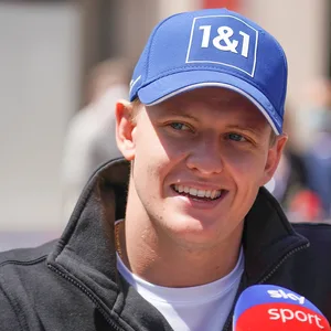 Formel 1-Fahrer Mick Schumacher lächelt in Richtung Kamera