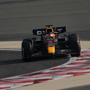 Ein Formel 1 Wagen von Red Bull auf der Rennstrecke