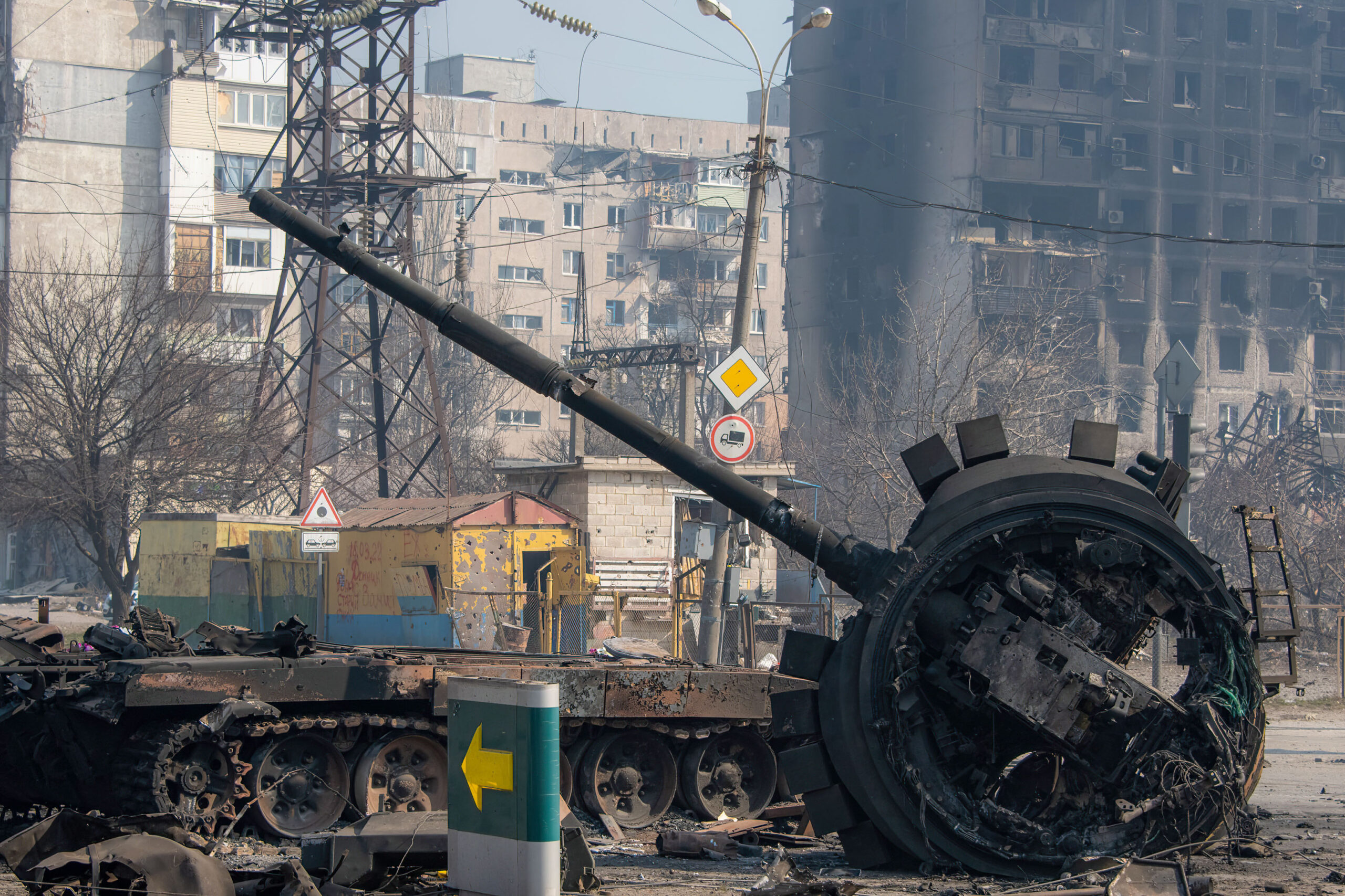 Ein zerstörter Panzer, der wahrscheinlich den russischen/pro-russischen Kräften gehört, liegt inmitten von Trümmern im Norden der zerstörten Stadt Mariupol.