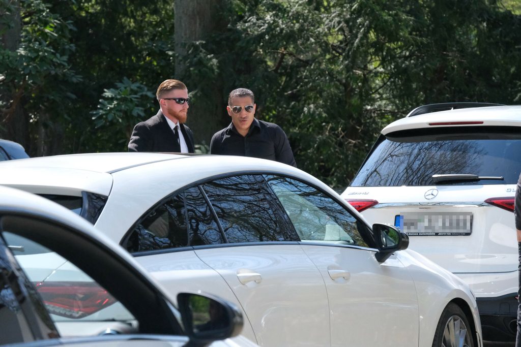 Auch Ismail Özen-Otto (r.) befand sich unter den Trauergästen. Neben ihm steht sein Bodyguard.