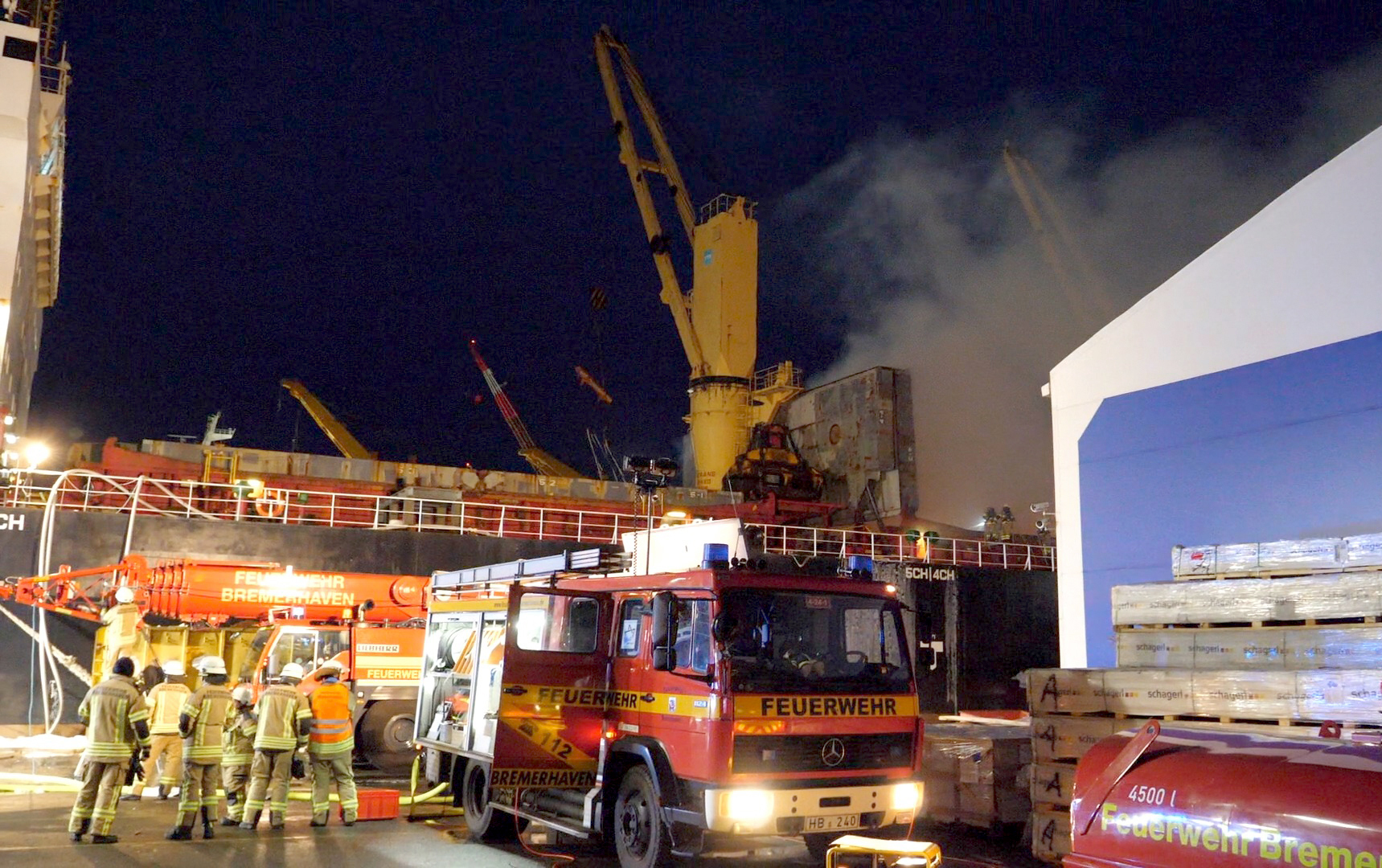 Die Feuerwehr war stundenlang damit beschäftigt, Das Feuer auf dem Frachter zu löschen.